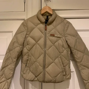 Peak performance jacka  - Beige jacka, fint skick men en fläck på bröstet, (se bild) därav priset 