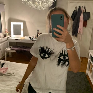 Super snygg T-shirt  - Säljer nu denna super coola T-shirt från zara. Den har två ögon med ”fluff” som ögon fransar. Skriv för fler bilder❤️