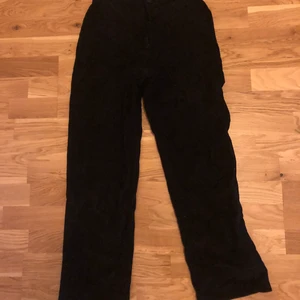 Svarta manchester byxor - Lite vida längre ner på benen, super snygga! Passar storlek 34-36. Bra skick! 