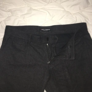 DOLCE&GABBANA Stiliga byxor - Lite extra fina byxor i 100% naturlig bomull, passar strl: 32-34. Använda endast en gång (se bild 2) - pris kan diskuteras