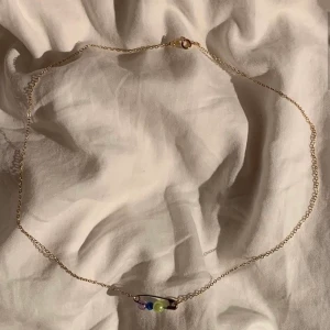 Supergulligt säkerhetsnålshalsband💕 - Handgjort halsband! Kontakta mig vid intresse!                                       mått : 49.5 cm                                                                                                      pris: 29kr + frakt ( om du inte vill mötas upp)