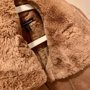 Biker jacka  - jääätte mysig & varm biker jacka i härlig rosa färg. Använd ett fåtal gånger så är som ny!  Från zara 