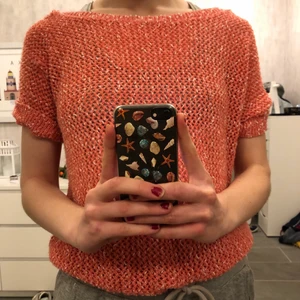 GULLIG TOPP - Fin rosa topp med knyte i bak högst upp! FRAKT TILLKOMMER!