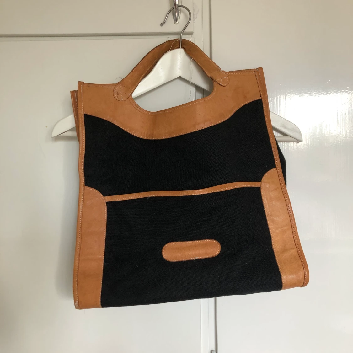 Handväska med skinndetaljer