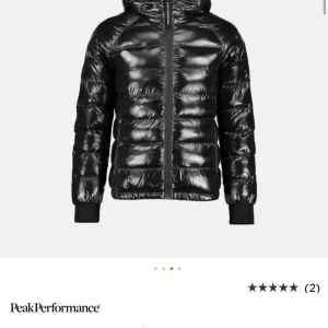 Peak performance  - Säljer denna urrr snygga jacka säljer pågrund av att jag fått en ny, skulle säga att jackan passa dem flesta jag är 14 år och passar mig bra, köpt för 2500kr i våras💗💗 skriv om du har några frågor
