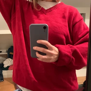  röd vintage sweater  - röd stickad tröja köpt second hand, storlek L men sitter snyggt oversized. buda 