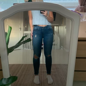 Jeans - Tidigare favorit jeans, sitter så fint på kroppen och framhäver allt. Jättestretshiga! Har tyvärr en skada som man kan se på bild 3. Dock användt den efter å de är inga problem🥰