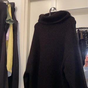 Stickad poloklänning - Säljer denna snygga klänningen då den inte kommit till användning! Köpt från bershka för 500kr. Endast använd en gång. Köparen står för frakt. Storlek L men sitter fint på mig som normalt är en S.