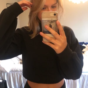 Polo tröja - Jättefin croppad polo tröja som säljes pågrund av att jag inte känner mig bekväm i croppad kläder. Suuuppper mysigt material innut i tröjan. Storlek S