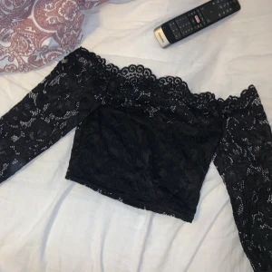 Spets topp  - Jätte fin oanvänd spets tröja från nelly, säljs pga för liten. Köparen står för frakt