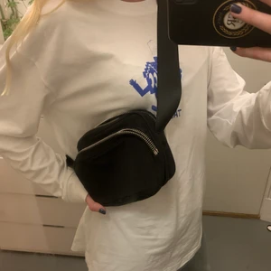 svart väska  - enkel men snygg väska från weekday, använt ett fåtal gånger:) 
