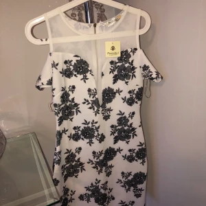 Klänning - Elegant klänning som man kan klä upp men även ner. Fina detaljer och skönt material. Helt oanvänd.