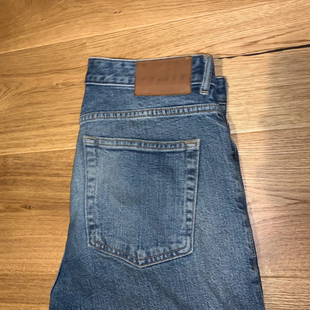 Säljer mina H&M jeans för bara 80kr i storlek 30. Jeansen är blåa och slim fit.. Jeans & Byxor.