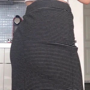 💖Mid-skirt i storlek S💖 - Svartvit och randig mid-skirt i storlek small! 150kr + frakt✨✨