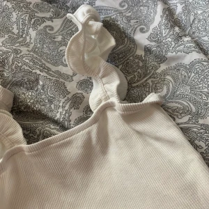 Vitt linne  - Vitt linne med detaljerade band från Zara. Sälja pågrund av att det inte kommer till användning.