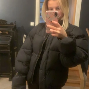Puff jacka - Säljer nu min PUFF-jacka. Använd 1 vinter. Bra skick! 