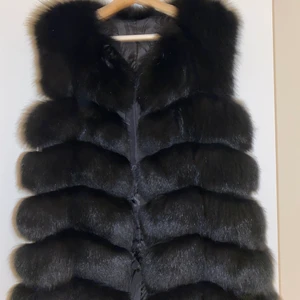 Äkta pälsväst från Femenina of Sweden - Fåtal gånger använd pälsväst från Femenina of sweden. Köpt för 3000kr har kvitto på det också. Väldigt fin till allt från vardagliga outfits till fester. 