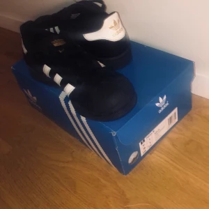  Adidas superstar - Skorna är i nyskick och använda vid ett tillfälle. Ny pris ca 900 kr. Frakt inkluderad i priset! 