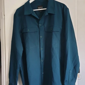 Skjorta, strl L - Nyskick, aldrig använd. Lite stor i storleken, lite tjockare material. 