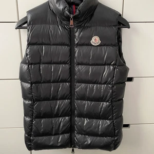 Moncler väst - Säljer min moncler väst i stl 1 vilket är Xs/S .Västen är helt fräsh förutom att Inne i västen har lappen lossnat lite men det är inget som syns när man har på sig den. Kan mötas upp eller frakta västen💗FÖRST TILL KVARN‼️