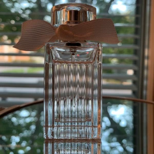 Chloé, parfym - Parfym från Chloé, vet inte namnet på den men den är på 20ml och ca 85-90% finns kvar. Använder inte pga har så många parfymer och fick den i present så har bara använt den några gånger. Doftar sött och blommigt men men har även en tyngre bakomliggande doft, väldigt ren och fräsch.