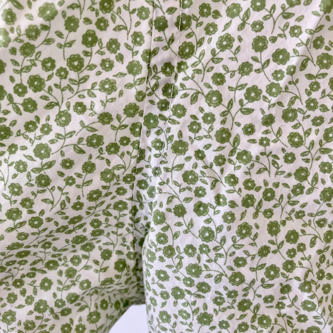 BLÄCK grönblommig vit skjorta strl L - 91