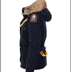 Parajumper Doris - Använd endast en vinter, XS nypris: 9999kr från Johnnels   Priset kan diskuteras och kan fraktas