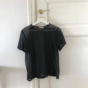 Säljer en t-shirt i mesh i storlek small. Köpt från Nelly.com och är i fint skick! 🥰