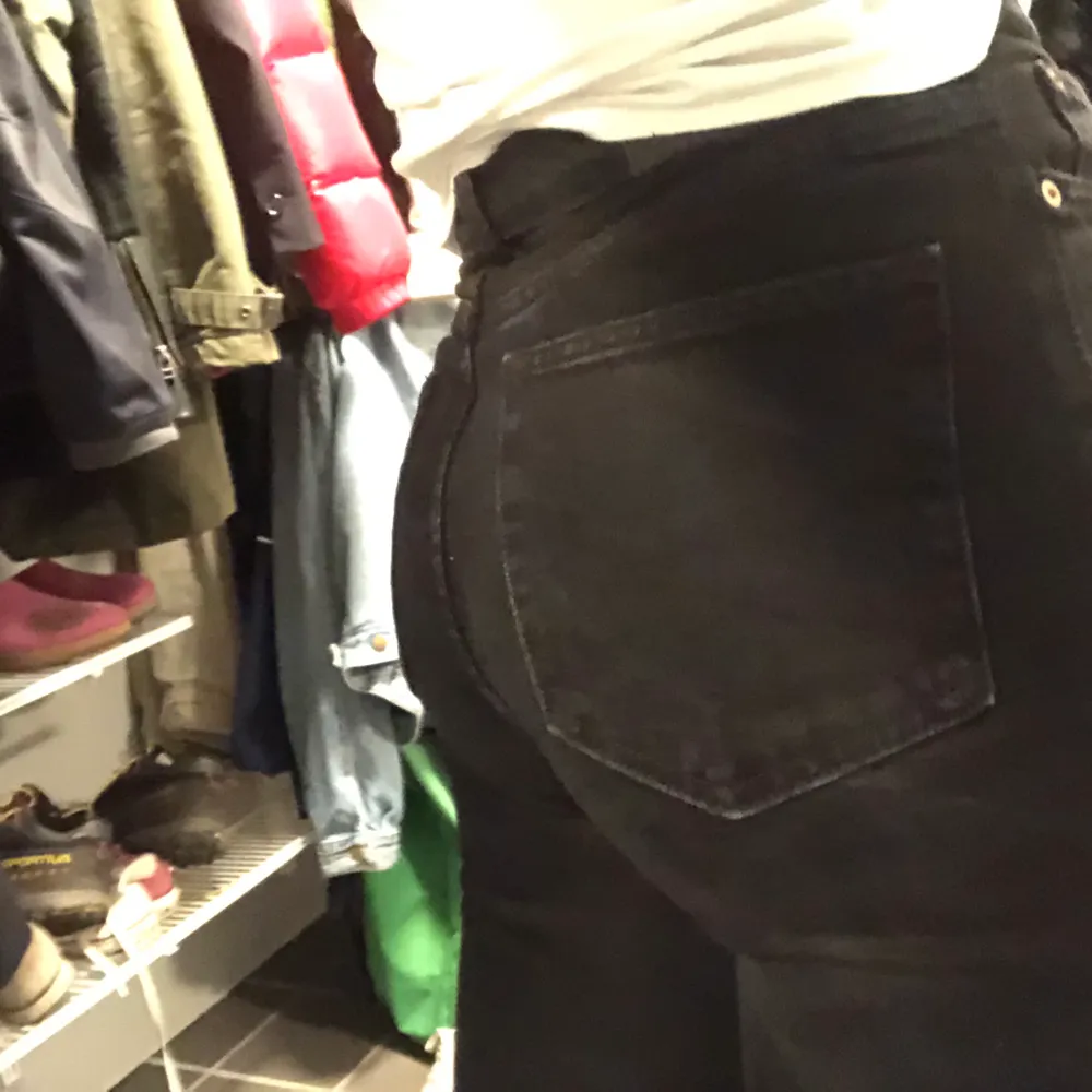 Nästan oanvända svarta raka jeans från weekday! Passar 36-38:) frakt: 62. Jeans & Byxor.