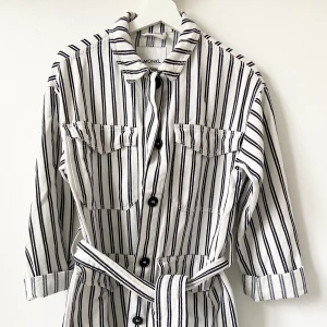 Skjortjacka med knytbälte - Randig skjortjacka från Monki, XS-M. Högst bud vinner! 