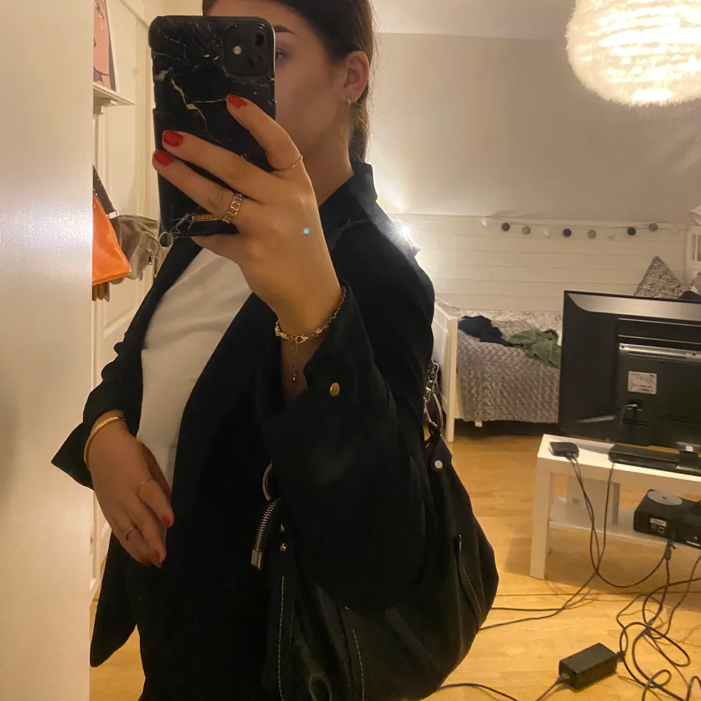 Säljer mig svarta blazer/kavaj från H&M💘 säljer den då den inte kommer till så mycket användning!. Kostymer.