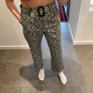 Linn Ahlborg skinnbyxor, NAKD! - Snygga festbyxor, Linn AhlborgXNA-KD! Sparsamt använda, frakt kostnad tillkommer! 🖤💜🖤💜