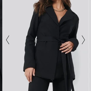 Front tie blazer - Säljer min blazer från hannalicious kollektion tillsammans med Nakd! Nästan slutsåld på hemsidan!🥰 köpte den för 700 men säljer för 300 plus frakt! Storlek 40, inte oversized