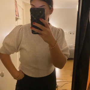 Stickad tröja med puffärm - En fin stickad tröja från H&M men puffärmar, super bra skick och sitter jätte fint men den kommer tyvärr inte till så mycket användning så drf säljer ja denna🥰