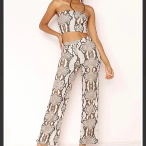 Snake Print Set  - Snake print set från Missyempire. UK storlek 6. Bra skick,knappt använt 