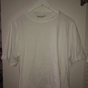 T-shirt  - Vit t-shirt från Weekday, stl M. Kan mötas upp i Stockholm annars står köparen för frakt🕺🏼