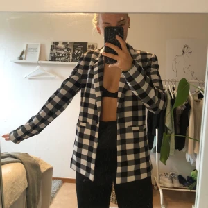 Kavaj - Cool kavaj i storlek Xs som passar mig som är en storlek s. Använd två gånger 💜