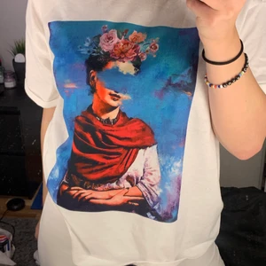 t-shirt - fet t-shirt, bara använd några fåtal gånger som jag nu säljer för att jag helt bytt stil 😫 KAN ALLTID DISKUTERA PRIS!!