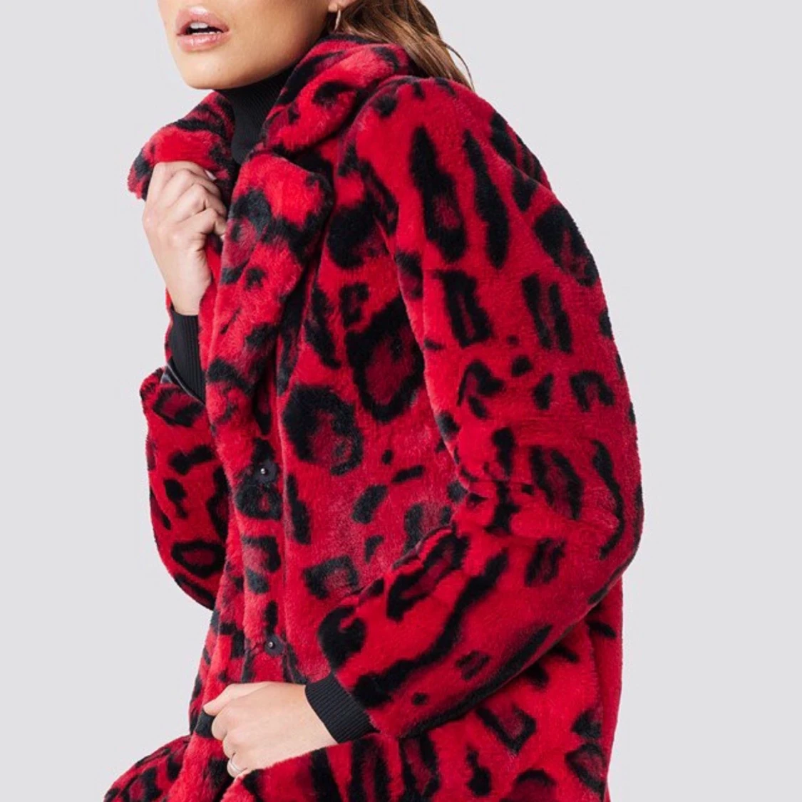 Röd leopardmönstrad fuskpälsjacka