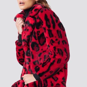 Röd leopardmönstrad fuskpälsjacka - Slutsåld jacka i fuskpäls från NA-KD, använd 1 gång på fotografering i mycket gott skick. Nypris 999kr