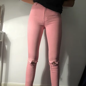 Rosa zara jeans  - Säljer ett par as balla rosa jenas från zara, jätte sköna! I storlek 32, som nya! 