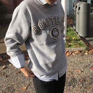 College tröja  - Sjukt snygg college tröja, köpt second hand i usa. Sitter lite bagge på mig som är en s. Så passar från xs-m beroende på hur man vill att den ska sitta.  Buda från 250 eller köp direkt för 450kr 