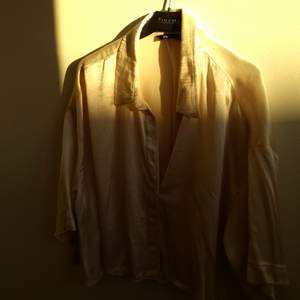 En svagt guldfärgad skjorta/blus från Zara som köptes i sommras😊 den har använts max 2 gånger och hittar inte tillfällen att använda den igen därför säljer jag! Lite kroppar modell. FRAKTEN INGÅR I PRISET!!