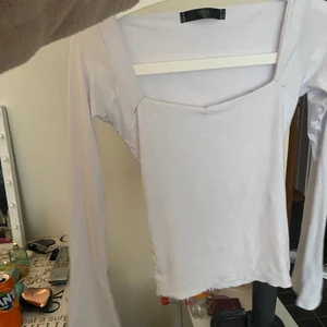 Top - Storlek xs, helt ny, köpt på liatz. Nypris 400