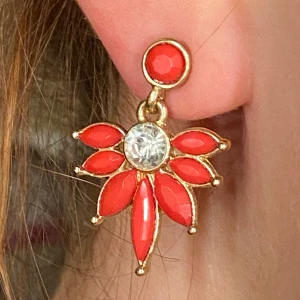 Örhängen✨ - Ett par rosa örhängen med en silver diamant i mitten💕 köpta för ex antal årsen men bara använda en gång så i nyskick🥰