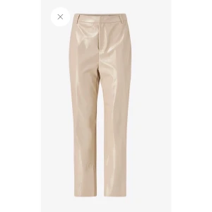 Skin byxor  - Biege skin/lack byxor från Gina i storlek 36. Super fina och sköna byxor men har tyvärr inte kommit till användning då jag har så mycket byxor. Köpta för 499kr. Har anvönt dem 2-3 gånger så helt i ny skick. 350kr inklusive frakten!