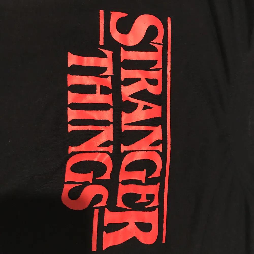 En stranger things t-shirt! Svart med rött tryck, använd ändats en gång. Stretchigt och mysigt material. 33kr frakt tillkommer. T-shirts.
