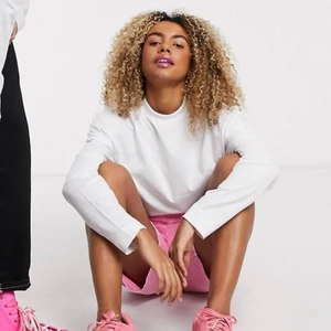 Långärmad tshirt - Säljer denna långärmade vita tshirten. Unisex, storlek xxs. Oversized sitter som s ungefär. Aldrig använd bara testad.