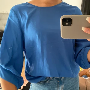 Blus - Blus i en jättefin mörkblå färg! Från Vero Moda, storlek M💘