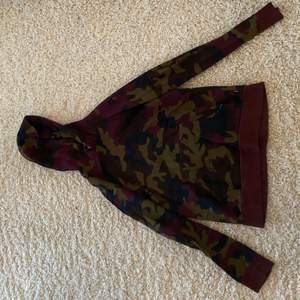 En camouflage hoodie från wesc som är oanvänd, inköpspris 800 säljer för att den aldrig kommer till användning 